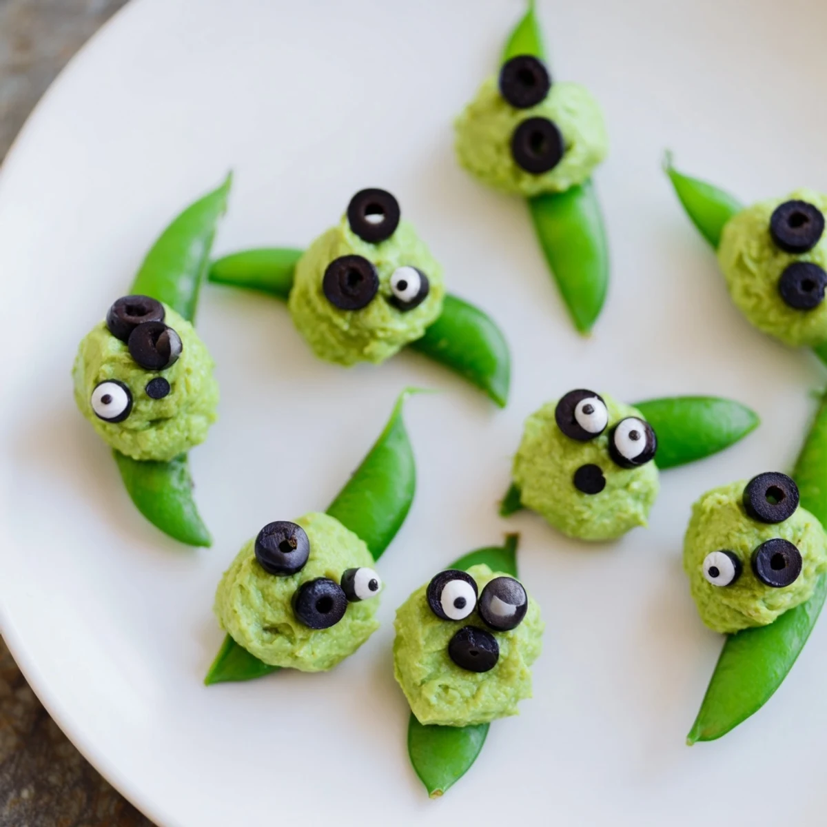 Crisp Attaque d'Extraterrestres Snacks Verts are arranged with fresh veggies and creamy dips for fun eating.